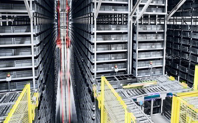 Platsbesparande lösning i lagersystem