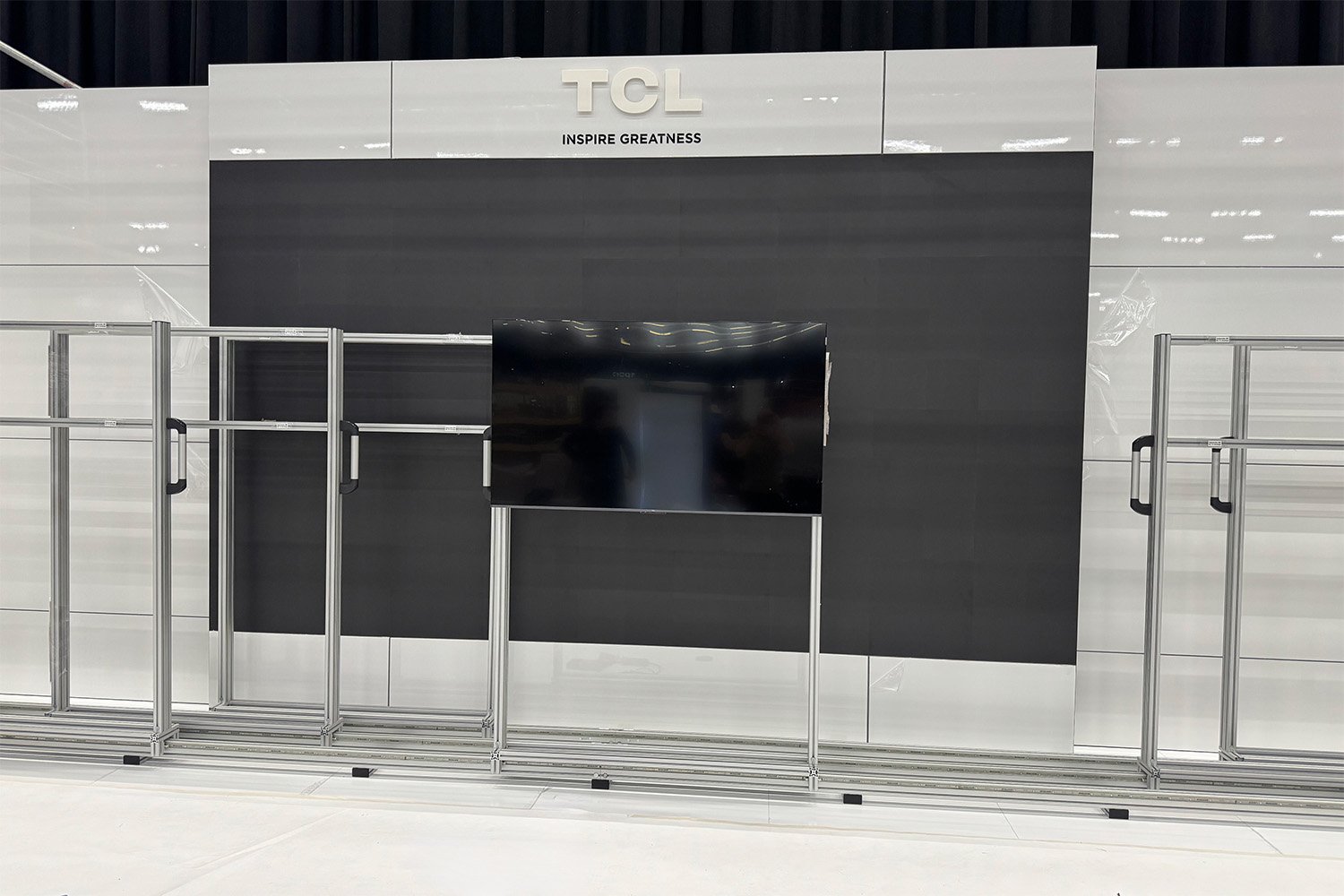 TCLs mässmonter byggd av aluminiumprofiler och Compact Rail
