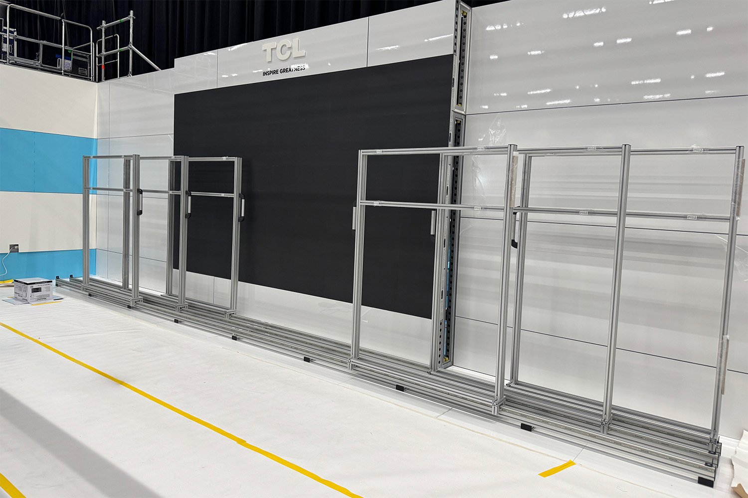 TCLs mässmonter byggd av aluminiumprofiler och Compact Rail
