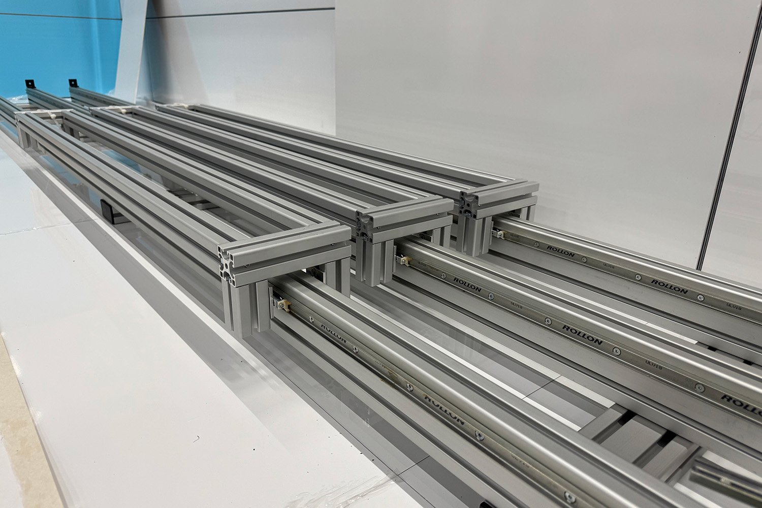 TCLs mässmonter byggd av aluminiumprofiler och Compact Rail