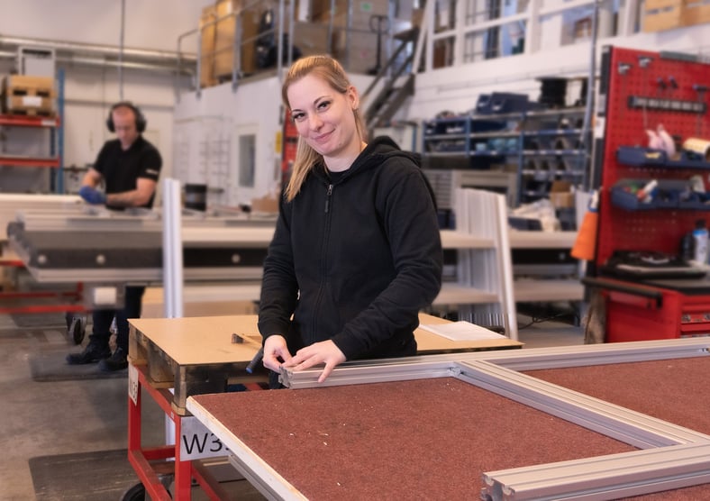 Matilda monterar Aluminiumkonstruktioner på Rollco