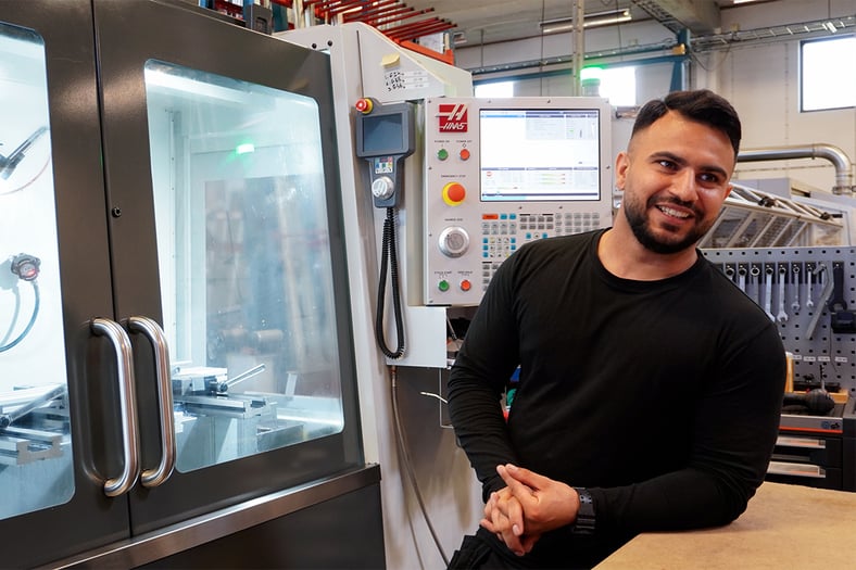 Hamed bearbetar aluminiumprofiler
