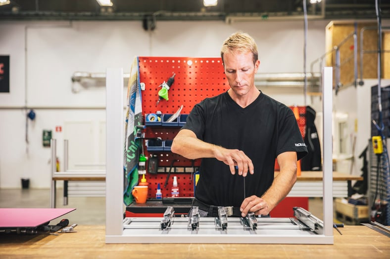 Ergonomiska arbetsstationer i produktionsmiljö